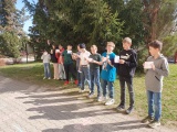 Jarní sluníčko vylákalo angličtináře na výuku ven - V. B, V, C, VI. C