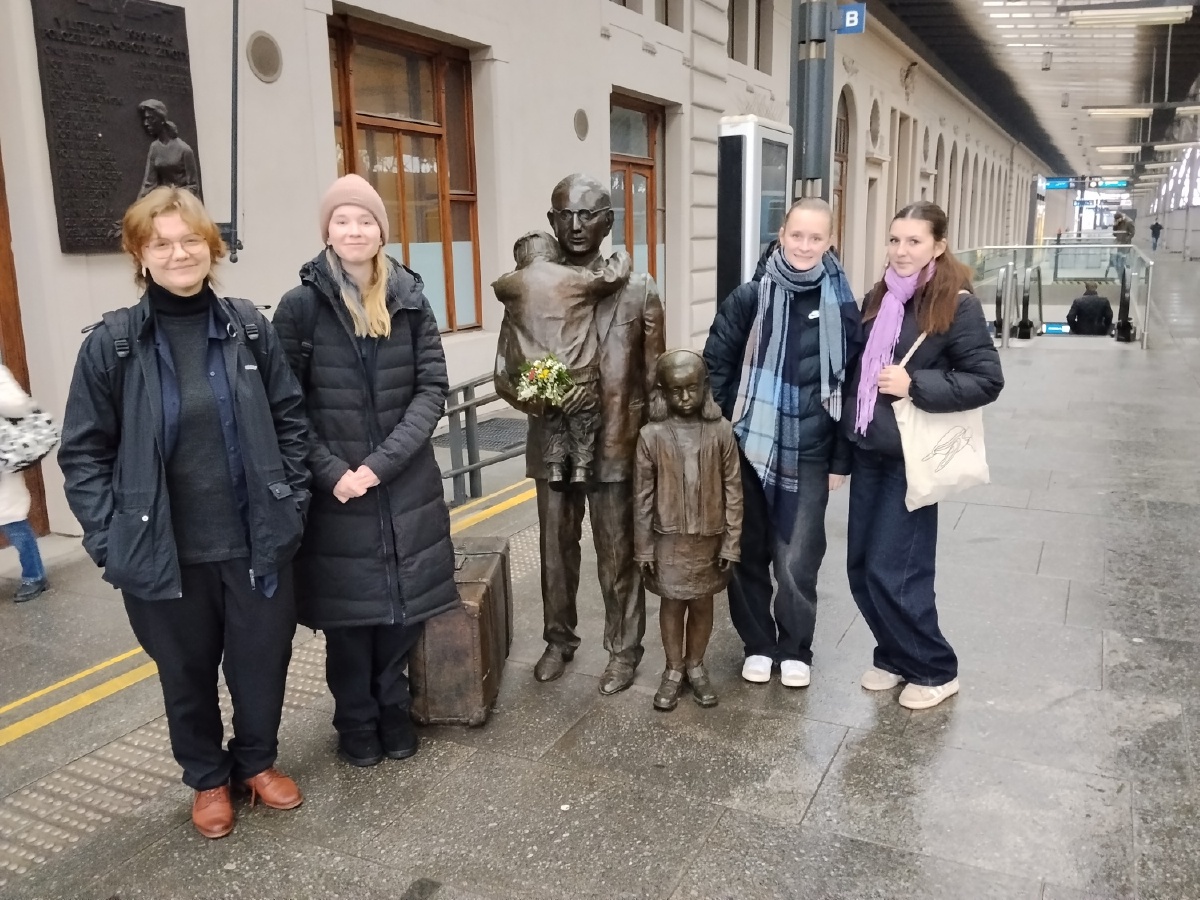 Deváťačky finišují s projektem Příběhy našich sousedů