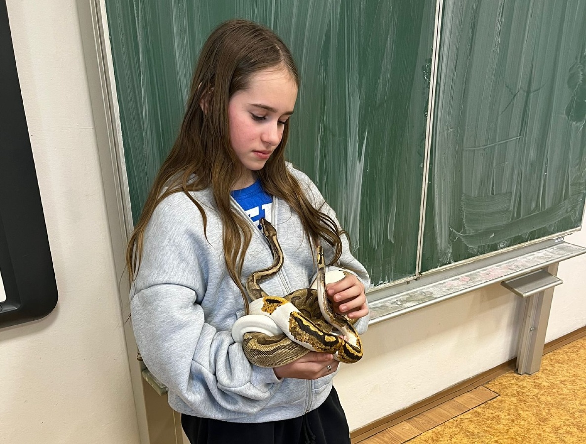 Kája představila sedmákům svého mazlíčka - krajtu královskou