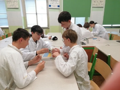 Osmáci z áčka a céčka laborovali