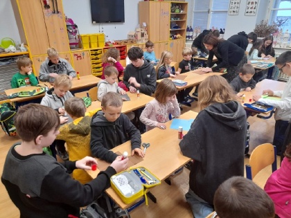 Patronát VII. C a I.C - výroba papírových ježků